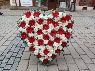 Smuteční srdce s gerberami