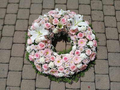 Smuteční věnec  v něžné růžové
