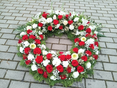 Smuteční věnec z živých květů