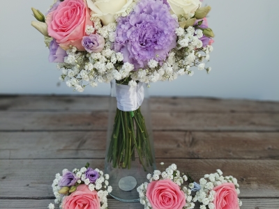 Fialovo-růžová : nevěsta, ženich, svědci